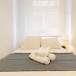 Apartamento renovado con encanto by Urban Hosts