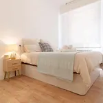 Apartamento renovado con encanto by Urban Hosts