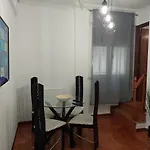 Piso Luminoso, Amplio Y Tranquilo En Casco Viejo