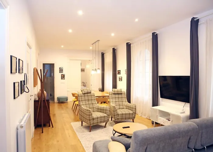 Piso Exclusivo Frente Al Casco Viejo Con Parking Gratis