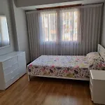 Apartamento Con Garaje Opcional Con 2 Banos Cerca Ayuntamiento