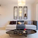 Acogedor, De Diseno Moderno En Zona Antigua