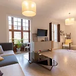 Acogedor, De Diseno Moderno En Zona Antigua
