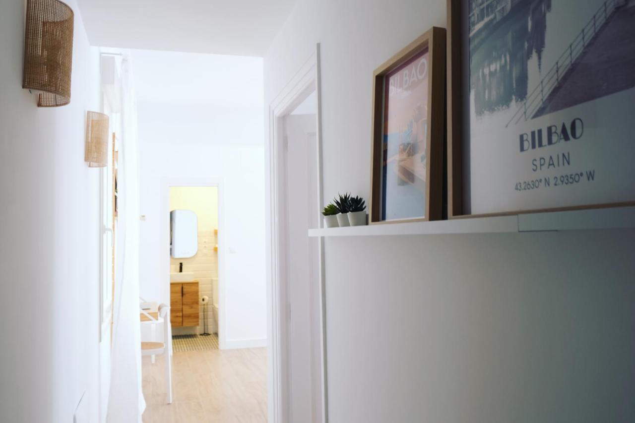 Bright And Modern In Center *
