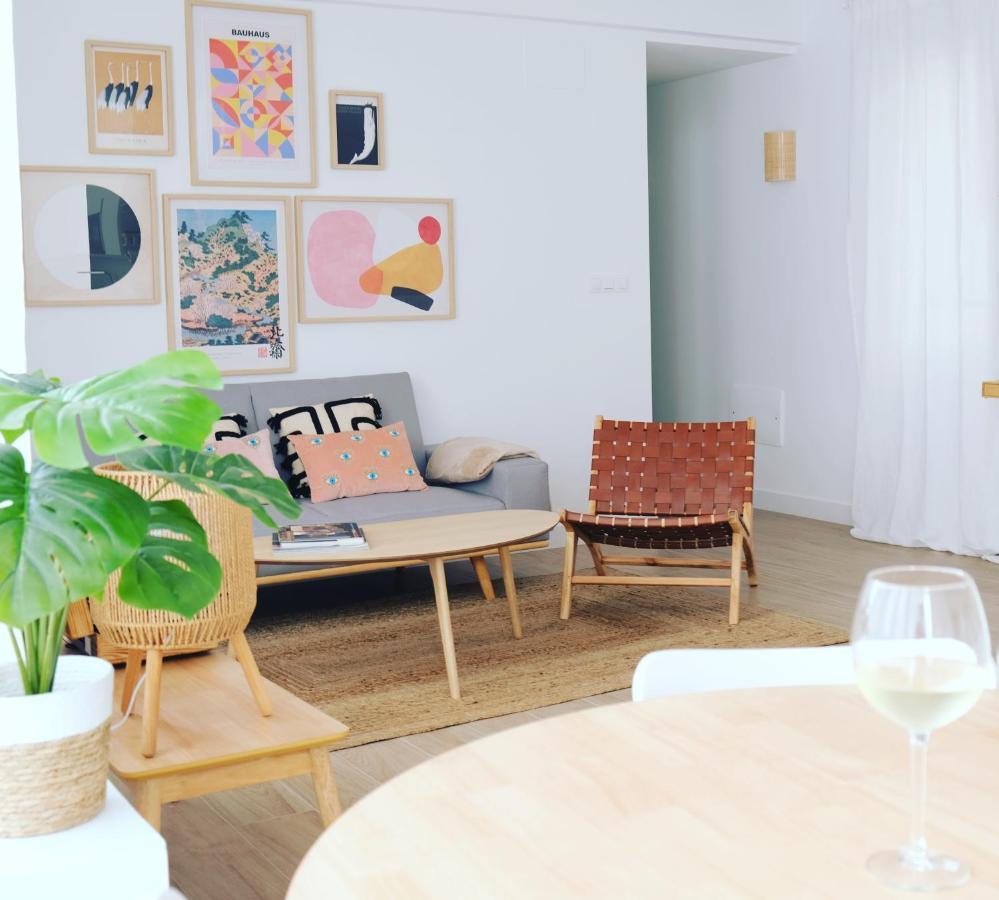 Bright And Modern In Center *