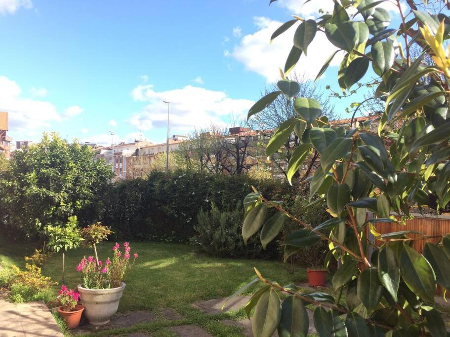 Apartamento En Casa Con Jardin + Garaje. E-bi-201 *