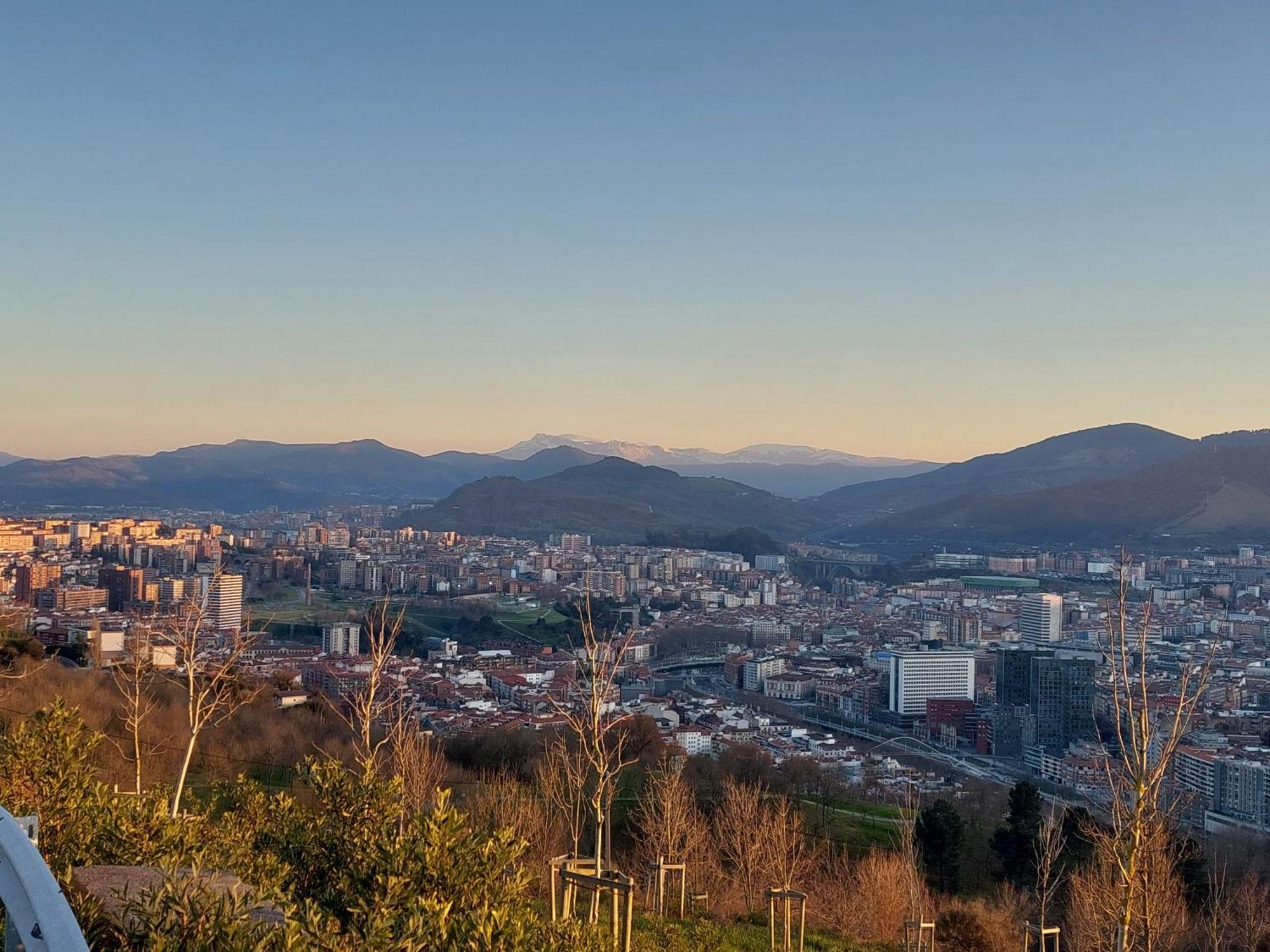 Center 90's Parking Homestay Bilbao