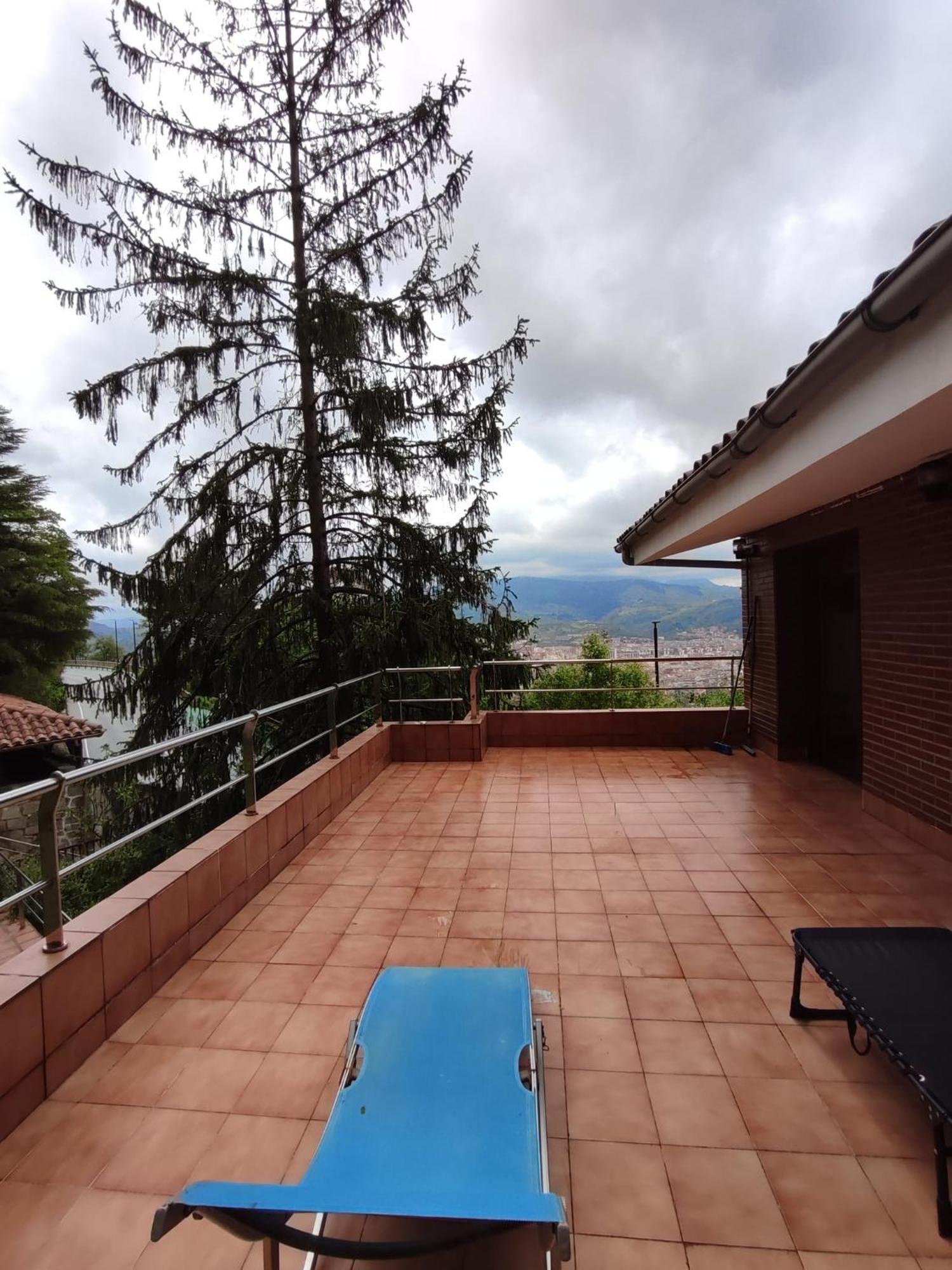 Con Hermosas Vistas A