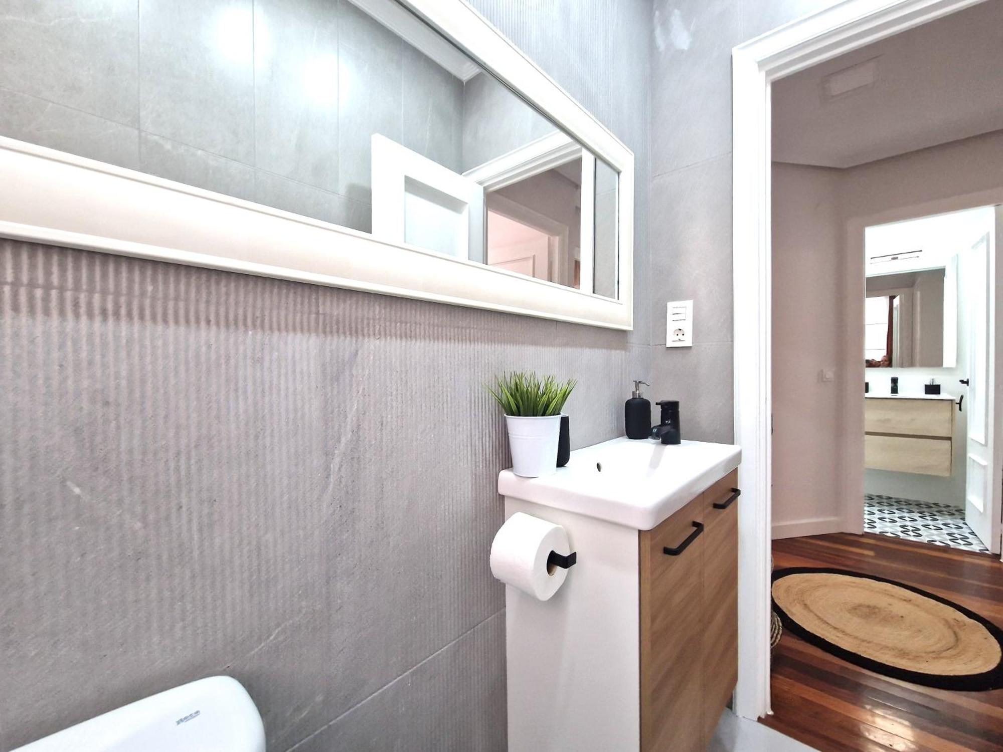 Lovely And Calm - Good Location In The Center Of Apartment