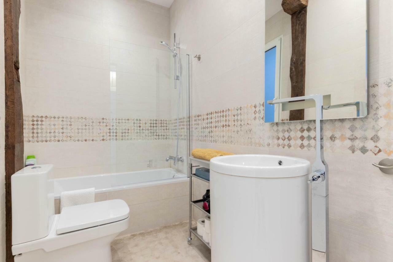 Acogedor, De Diseno Moderno En Zona Antigua *